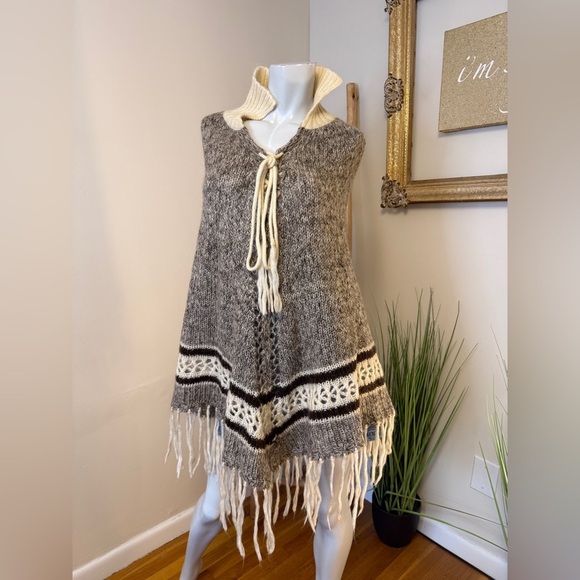 MKM Designs Knitted Poncho Tie Collar Large Retro Boho Hippie Tan VINTAGE - Picture 2 of 7